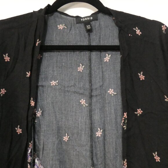 TORRID | 1/2 | Floral Open Front Kimono Jacket - Picture 4 of 16